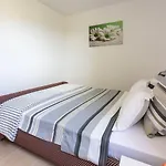 Schoene Mit Pool Und Spielplatz Fuer דירה
