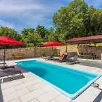 Schoene Mit Pool Und Spielplatz Fuer דירה בריביר