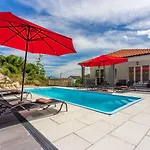 Schoene Mit Pool Und Spielplatz Fuer דירה בריביר
