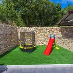 Schoene Mit Pool Und Spielplatz Fuer * בריביר
