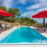 Schoene Mit Pool Und Spielplatz Fuer *