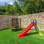 Schoene Mit Pool Und Spielplatz Fuer דירה
