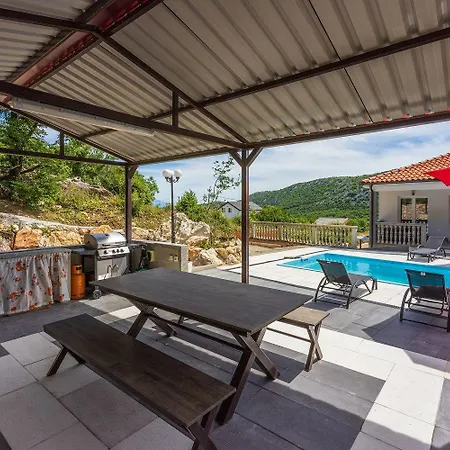 Schoene Mit Pool Und Spielplatz Fuer Daire