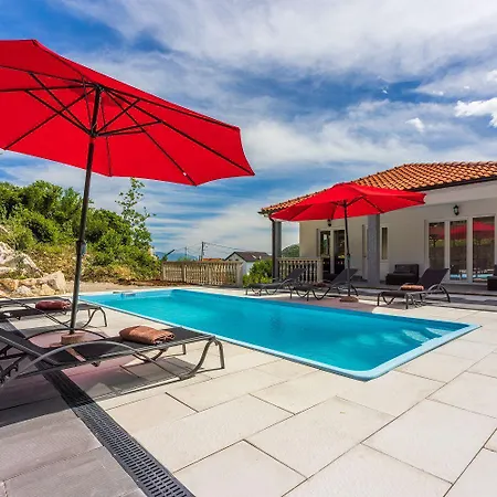 Schoene Mit Pool Und Spielplatz Fuer Daire Bribir (Primorje-Gorski Kotar)