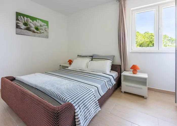 Schoene Mit Pool Und Spielplatz Fuer בריביר