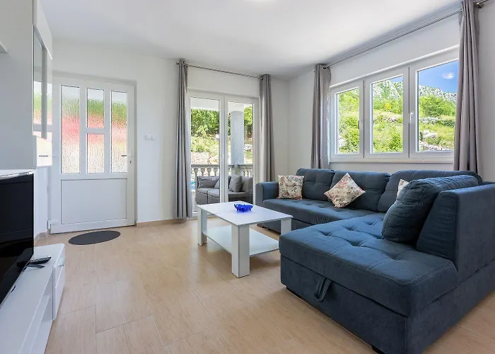 Schoene Mit Pool Und Spielplatz Fuer בריביר