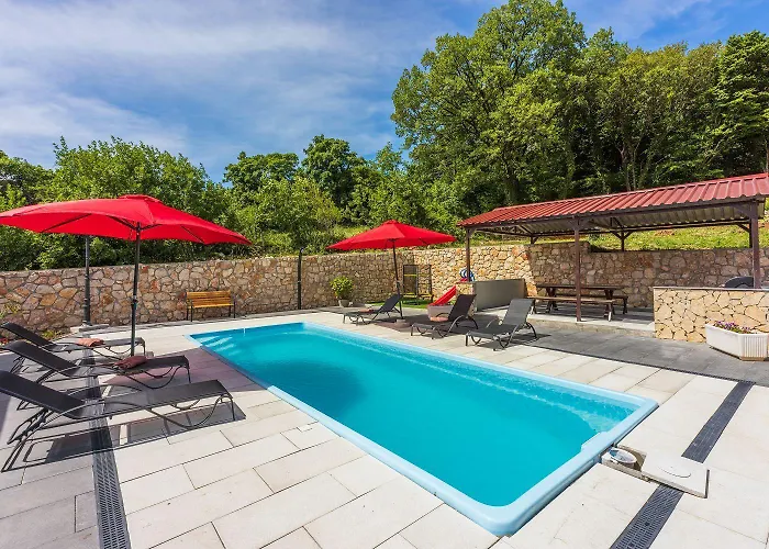 Schoene Mit Pool Und Spielplatz Fuer דירה בריביר