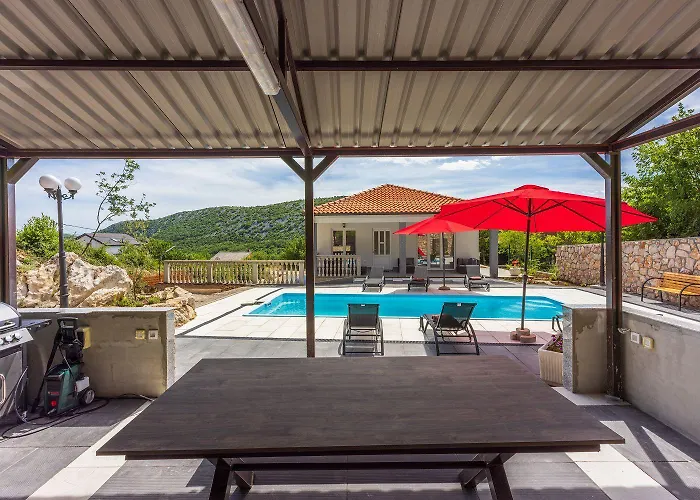 Schoene Mit Pool Und Spielplatz Fuer