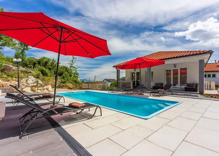 Schoene Mit Pool Und Spielplatz Fuer דירה בריביר