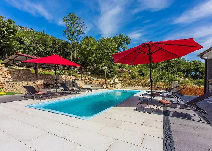 Schoene Mit Pool Und Spielplatz Fuer *