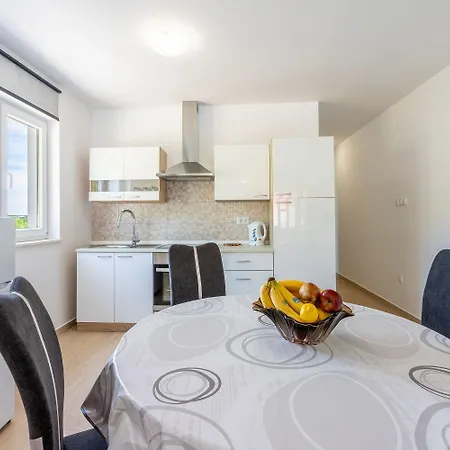 Schoene Mit Pool Und Spielplatz Fuer * بريبير