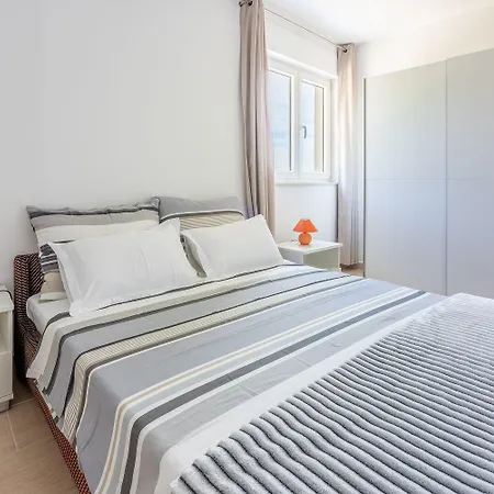 شقة Schoene Mit Pool Und Spielplatz Fuer