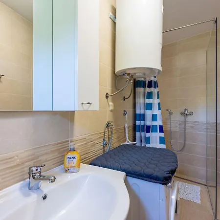 Schoene Mit Pool Und Spielplatz Fuer