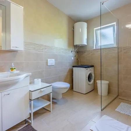 شقة Schoene Mit Pool Und Spielplatz Fuer