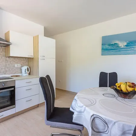 Schoene Mit Pool Und Spielplatz Fuer *