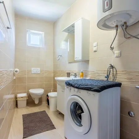 Schoene Mit Pool Und Spielplatz Fuer