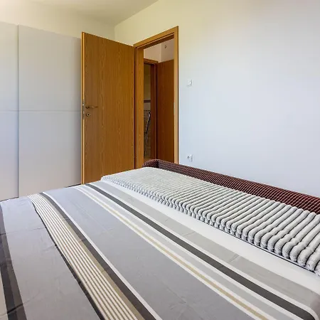 شقة Schoene Mit Pool Und Spielplatz Fuer بريبير