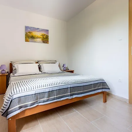 شقة Schoene Mit Pool Und Spielplatz Fuer