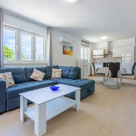 Schoene Mit Pool Und Spielplatz Fuer *