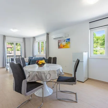 Schoene Mit Pool Und Spielplatz Fuer *