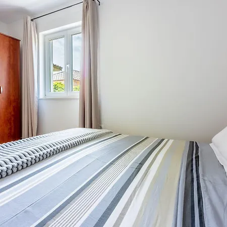 شقة Schoene Mit Pool Und Spielplatz Fuer