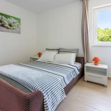 Schoene Mit Pool Und Spielplatz Fuer بريبير