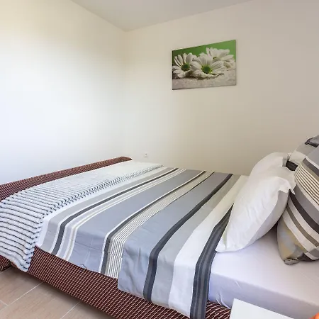 Schoene Mit Pool Und Spielplatz Fuer شقة