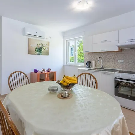 Schoene Mit Pool Und Spielplatz Fuer