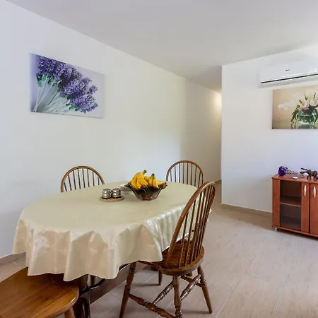 Schoene Mit Pool Und Spielplatz Fuer شقة