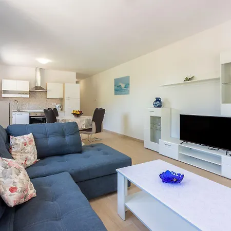 Schoene Mit Pool Und Spielplatz Fuer * بريبير