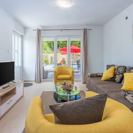 شقة Schoene Mit Pool Und Spielplatz Fuer *