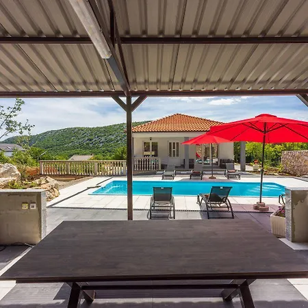 Schoene Mit Pool Und Spielplatz Fuer