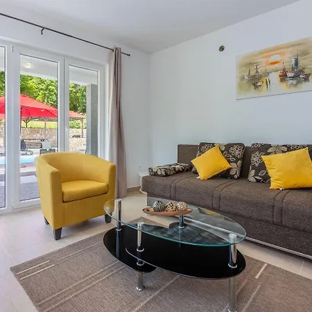 Apartmán Schoene Mit Pool Und Spielplatz Fuer