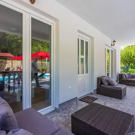 Schoene Mit Pool Und Spielplatz Fuer شقة