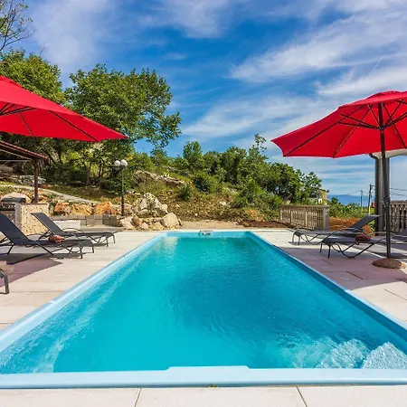 Schoene Mit Pool Und Spielplatz Fuer *