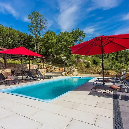 Schoene Mit Pool Und Spielplatz Fuer *