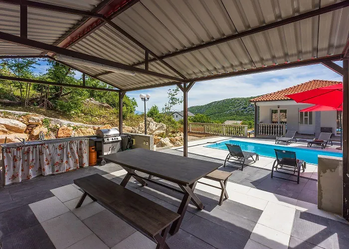 Schoene Mit Pool Und Spielplatz Fuer Διαμέρισμα