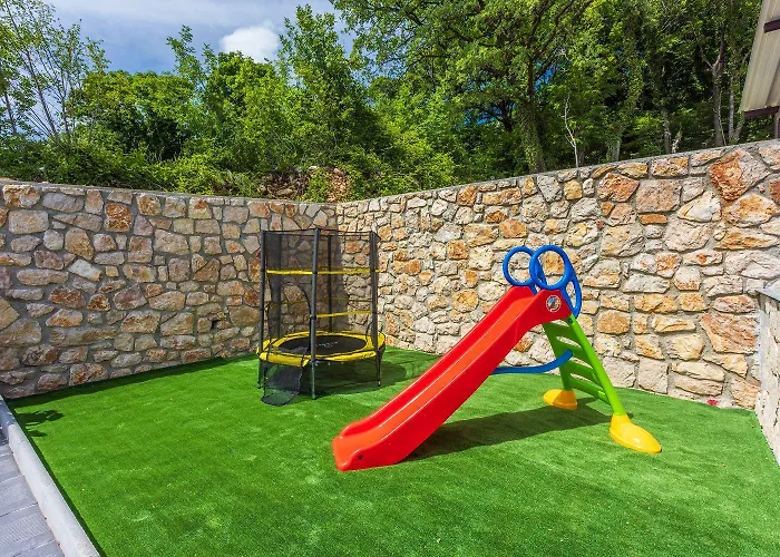 Schoene Mit Pool Und Spielplatz Fuer Bribir (Primorje-Gorski Kotar)