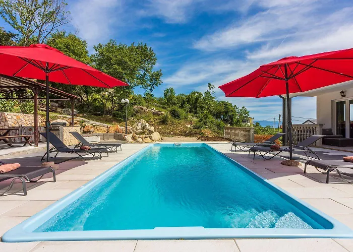 Schoene Mit Pool Und Spielplatz Fuer *